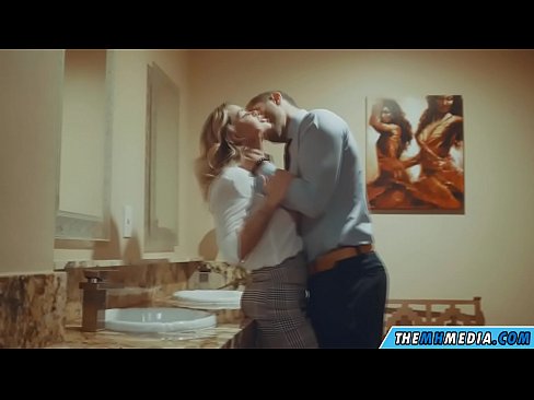 ❤️ Pe a faaosoosoina oe e se blonde busty i totonu o se faletaele lautele ️❌ Pono ❌️❤